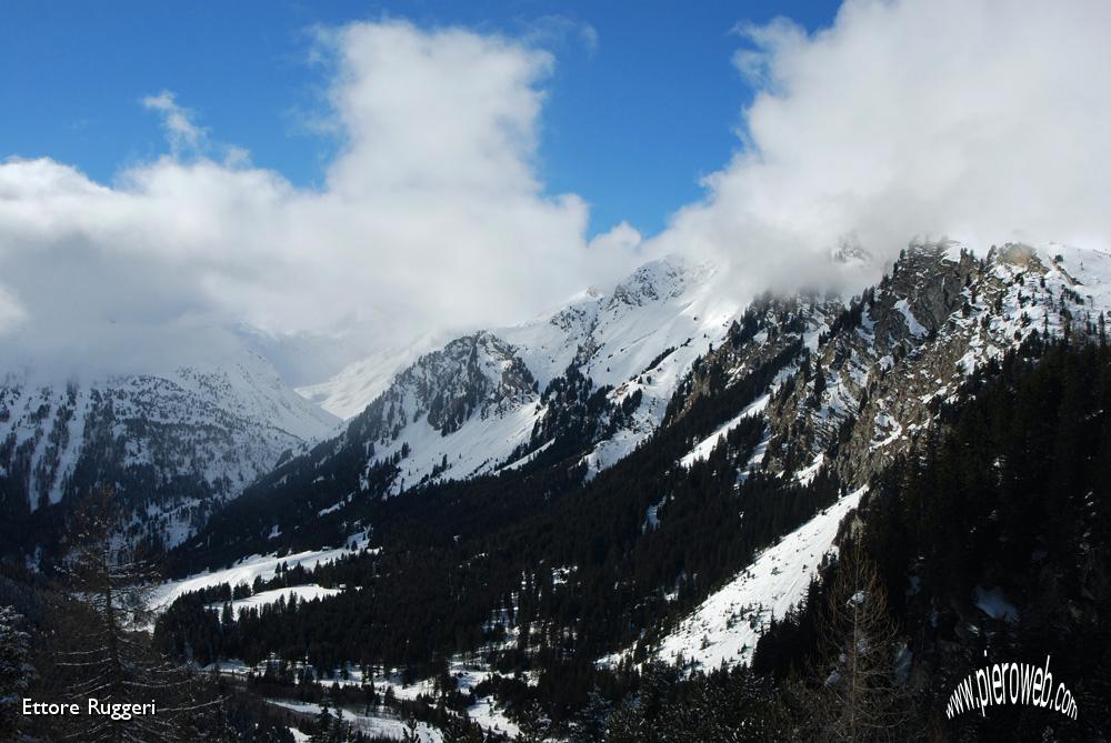 24 - dal Passo del Maloja vista sulla Val Bregaglia ....JPG